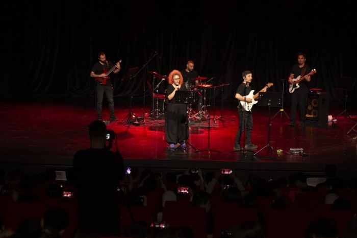 MERS�NL� ��RENC�LER, KONSER CO�KUSUYLA MOT�VE OLDU