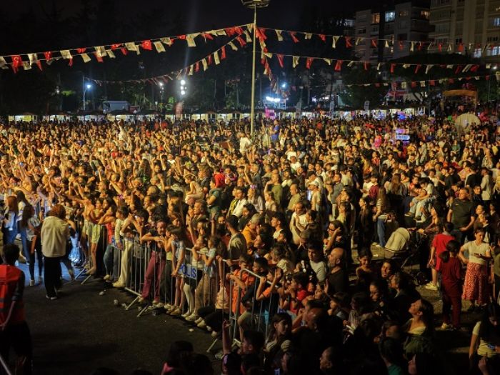 TARSUS FEST�VAL�NE MEL�S F�S DAMGA VURDU