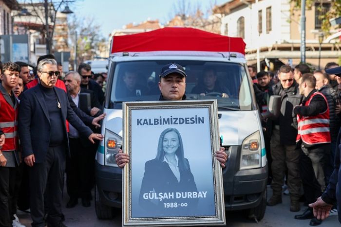 DURBAY, SEVENLER� TARAFINDAN SON YOLCULU�UNA U�URLANDI