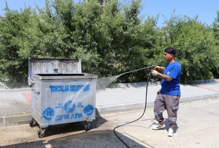 TOROSLAR�DA ��P KONTEYNERLER� YIKANIP DEZENFEKTE ED�L�YOR